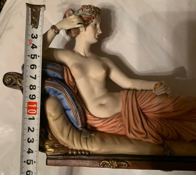 фарфоровая статуэтка Дама на кушетке,старинная, Европа фото 2