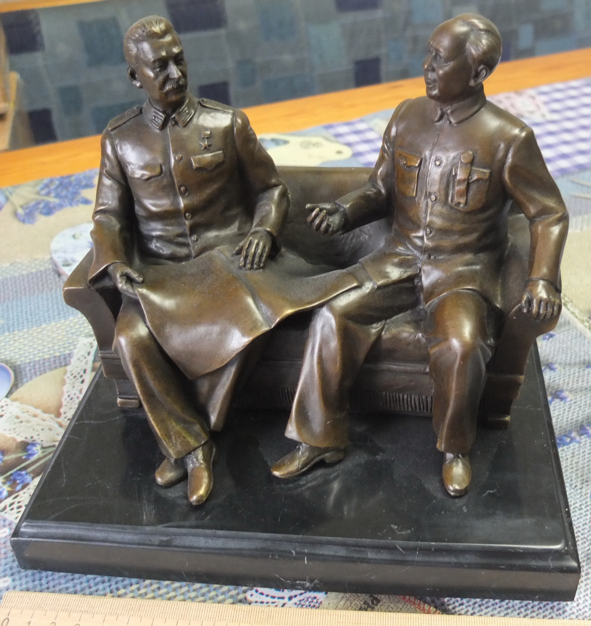 бронзовая скульптура Сталин и Мао Цзэдун на диванчике, современная бронза