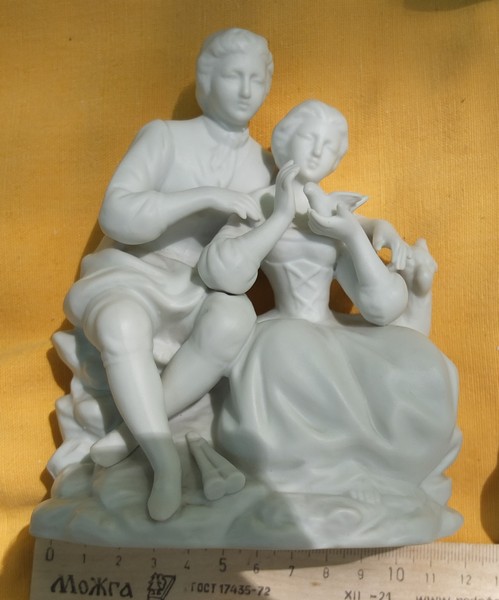 фарфоровая статуэтка Юноша и Девушка с голубем, фарфор бисквит, Европа, старая