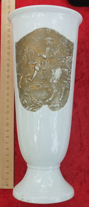 ваза молочное стекло с французским королём на лошади, Франция, старинная