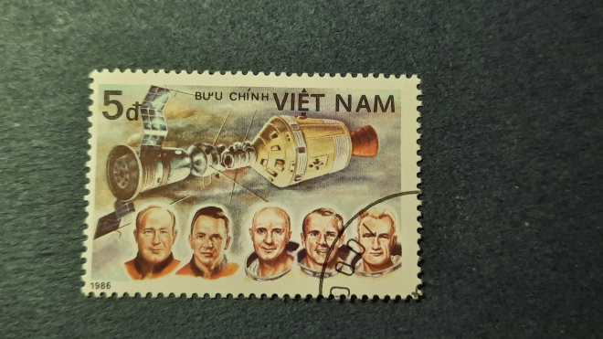 Марка 5 d 1986 г. почта Вьетнама "Космонавтика".