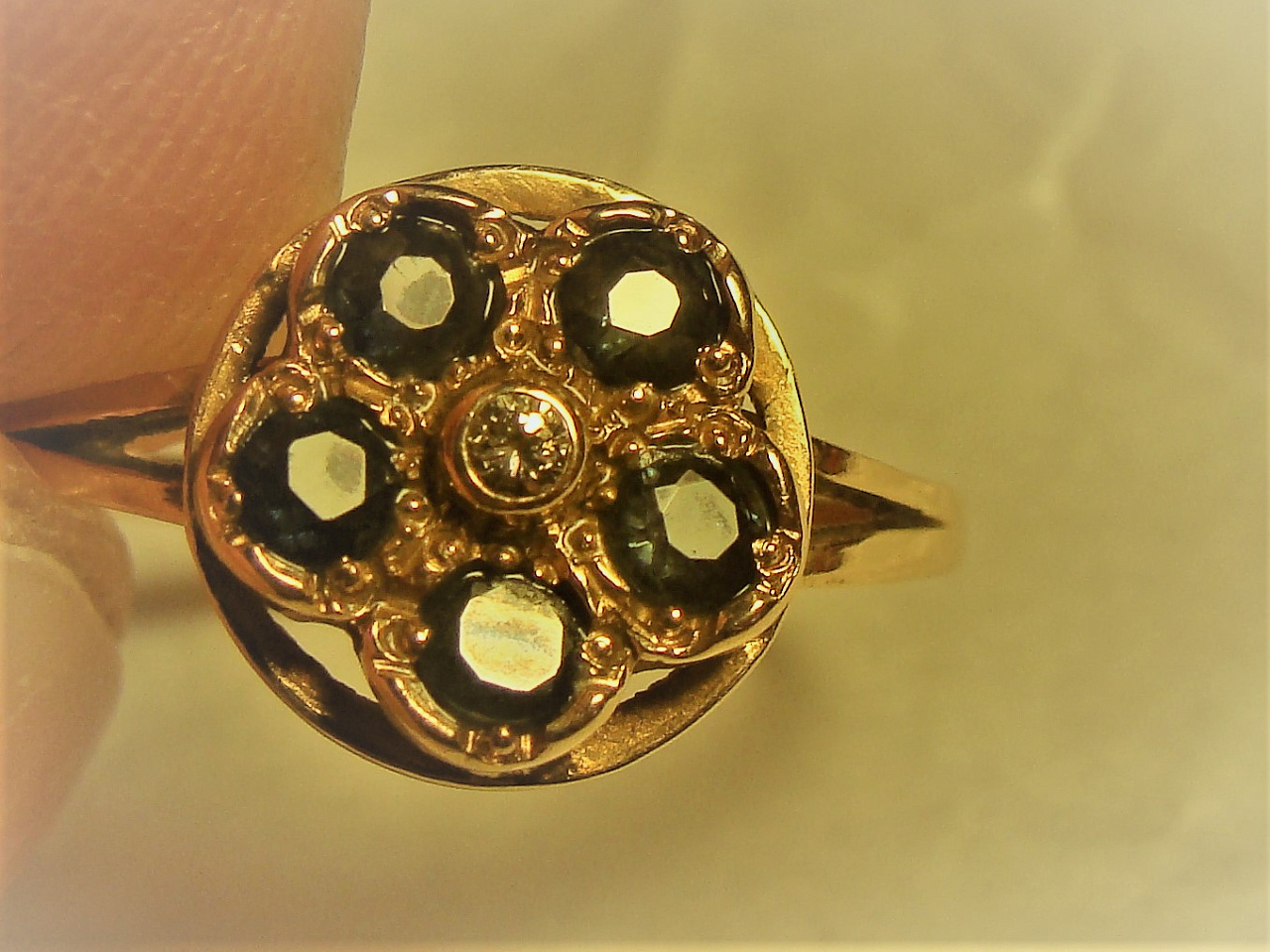 Золотое кольцо с бриллиантом и сапфирами   фото 5