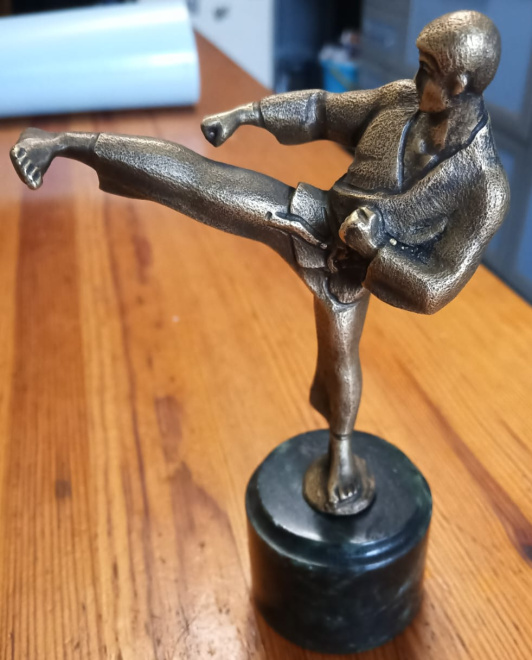 силуминовая статуэтка Каратист, коллекционная