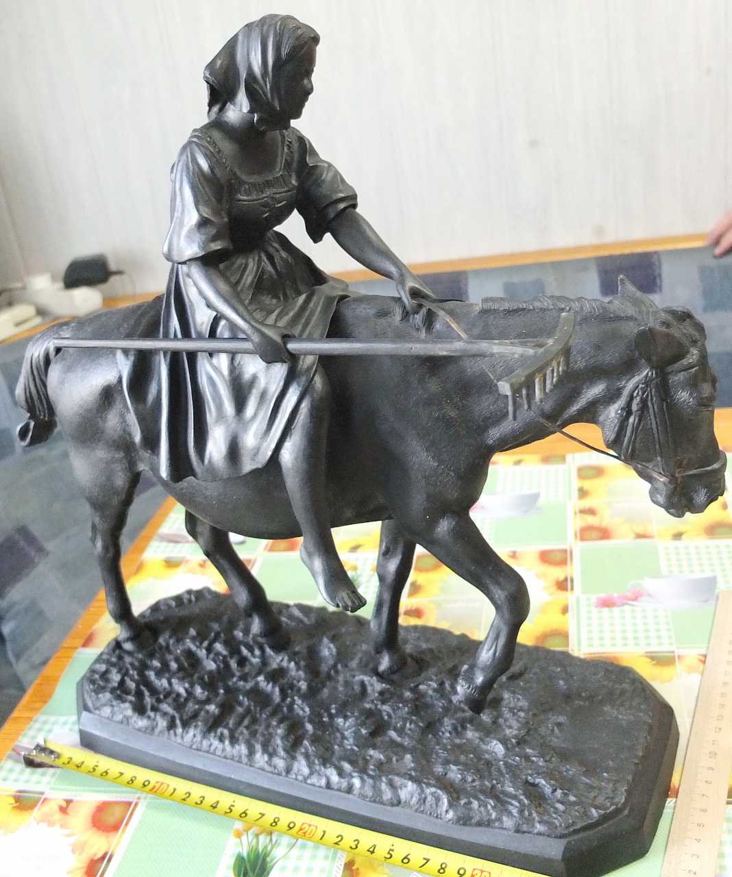 чугунная скульптура Крестьянка с граблями на лошади, Касли Урал фото 4
